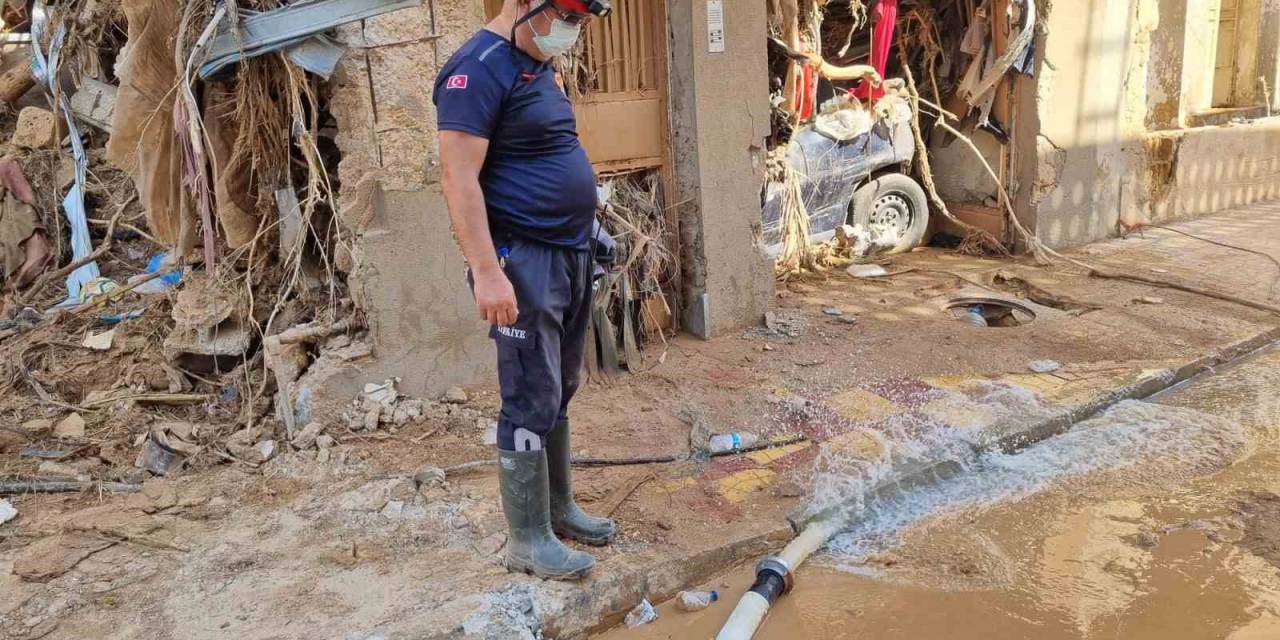 Manisalı İtfaiyeciler Libya’da Çalışmalara Destek Veriyor