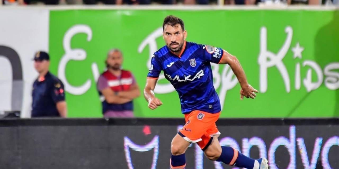 Başakşehir’de Şener Özbayraklı İle Yollar Ayrıldı