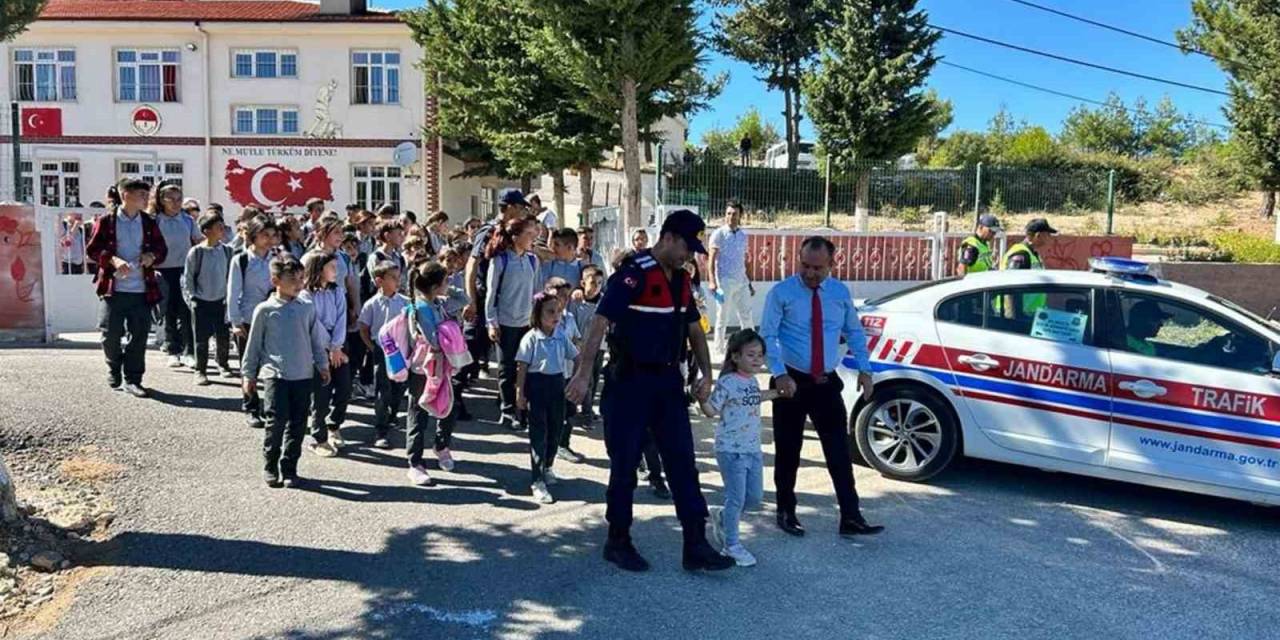 Jandarma Okul Önleri Ve Çevresinde Güvenlik Önlemlerini Arttırdı