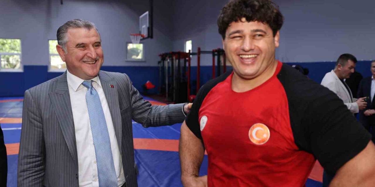 Bakan Bak, Grekoromen Güreş Milli Takımı Kampını Ziyaret Etti