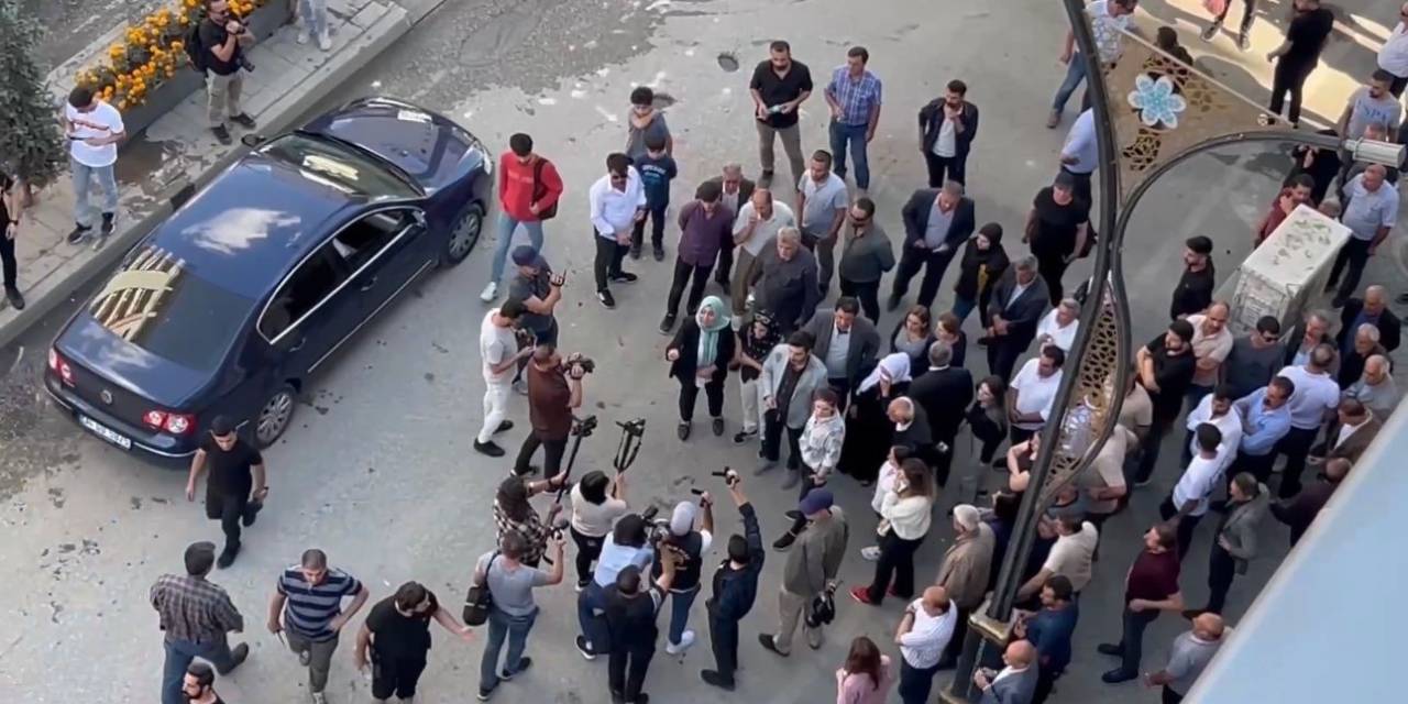 Yüksekova’da Pkk Operasyonlarını Protesto Etmek İsteyen Gruba Polisten Müdahale