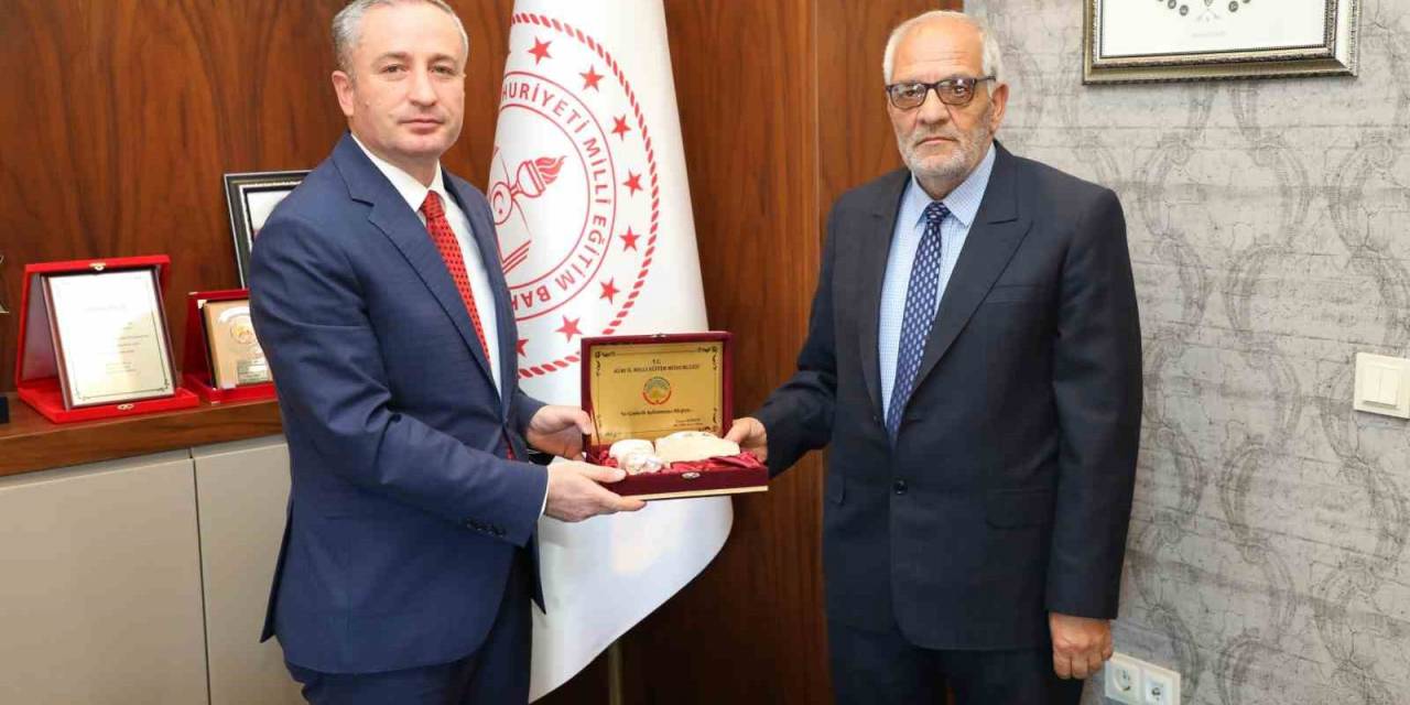 Ağrı’da 42 Yıl Eğitim Veren Öğretmen Rıfat Doğan Emekli Oldu