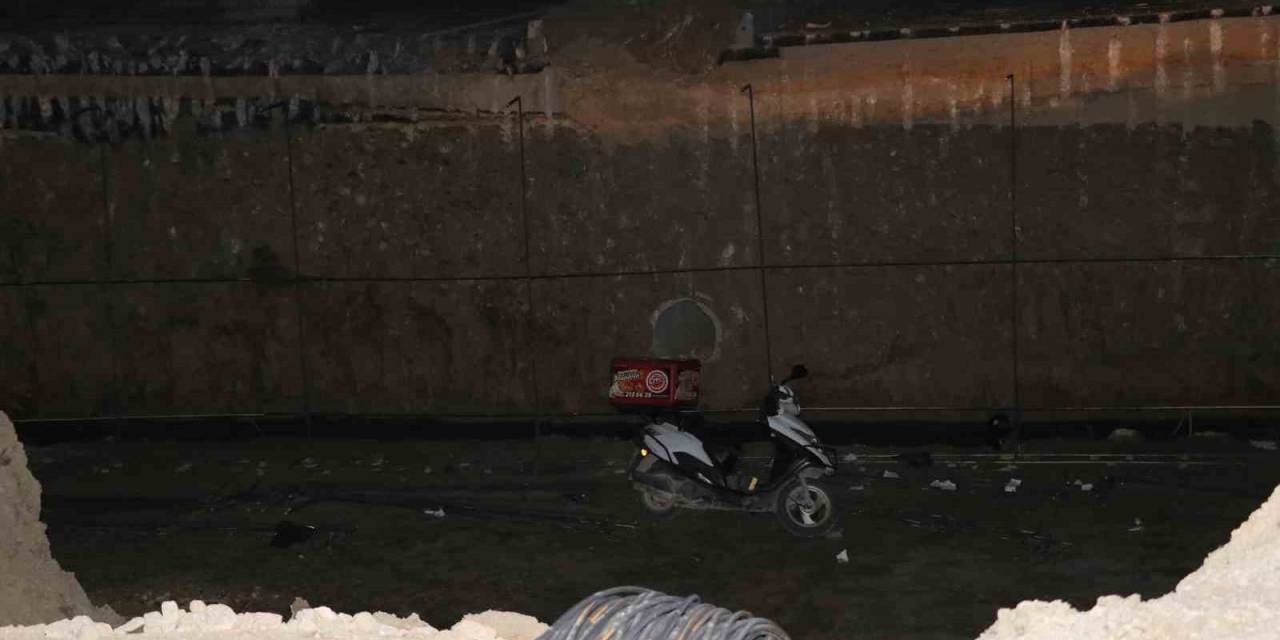 Motosikletli Kurye Ölümden Döndü, 4 Metrelik Çukura Uçtu