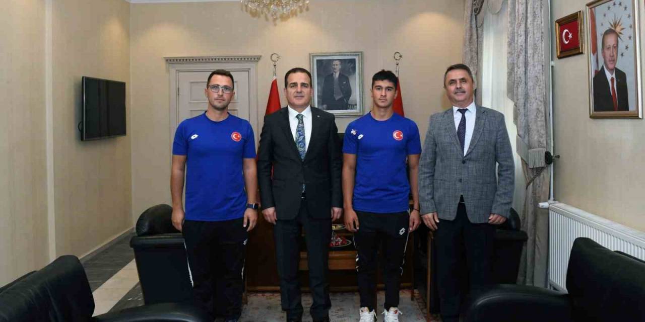 Vali Akbıyık Uluslararası Başarıyı Altınla Ödüllendirdi