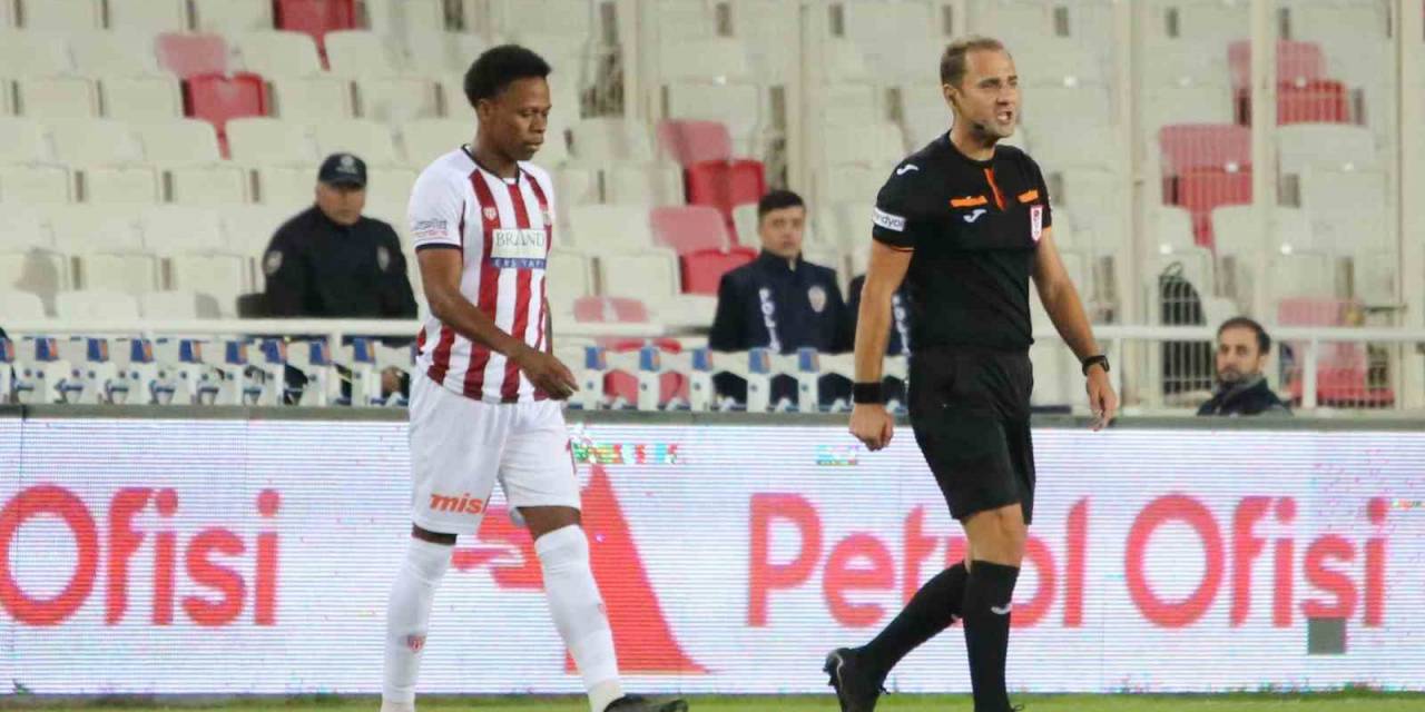 Sivasspor’da Clinton N’jie Kırmızı Kart Gördü!