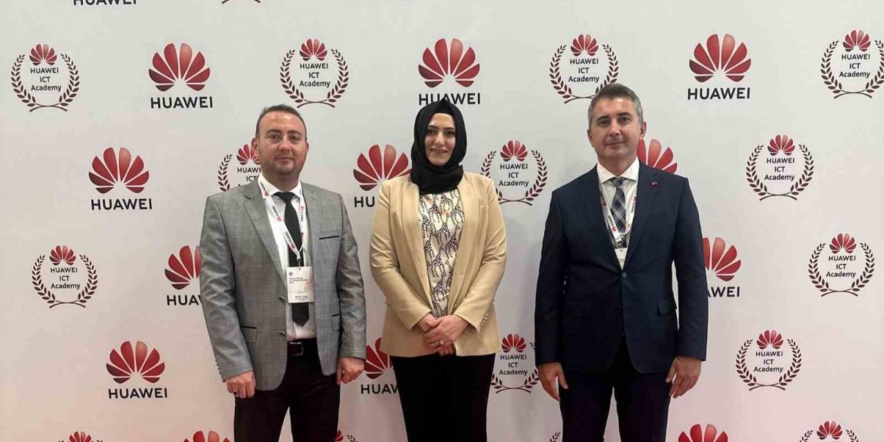 Zbeü Huawei Türkiye Bilişim Akademisi Zirvesinde Yerini Aldı