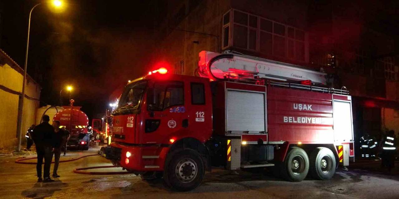 Uşak’ta Tekstil Fabrikasında Çıkan Yangın Söndürüldü
