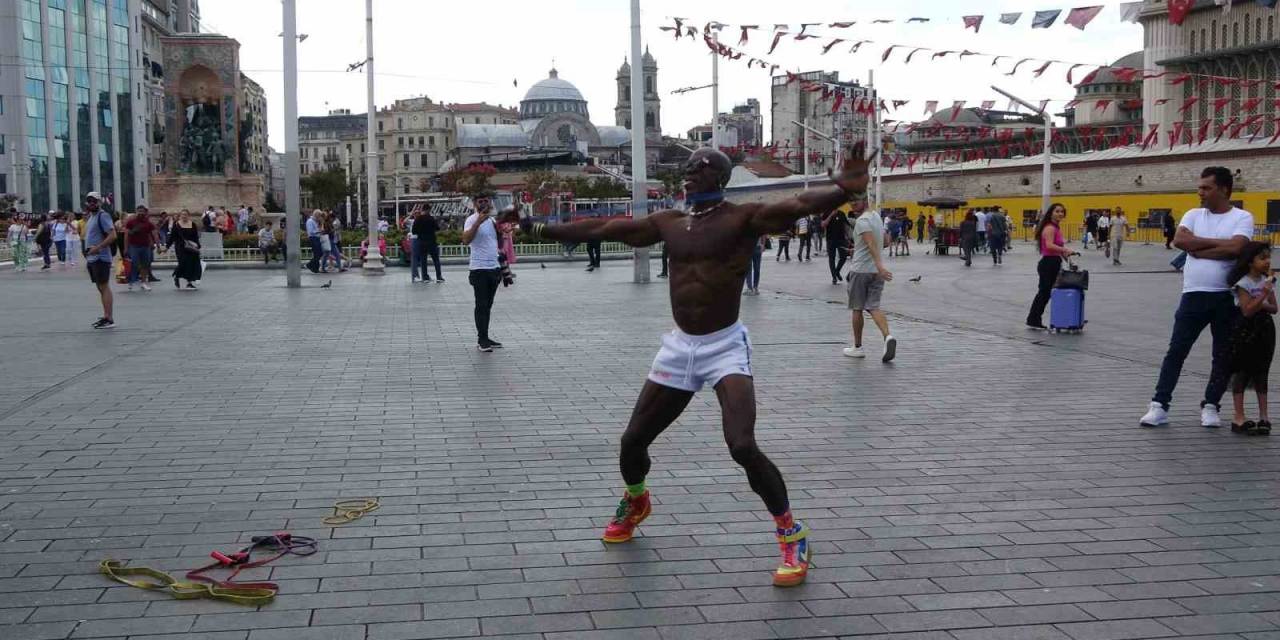 Taksim’de Gösteri Yapan Kamerunlu Jimnastikçiye Yoğun İlgi