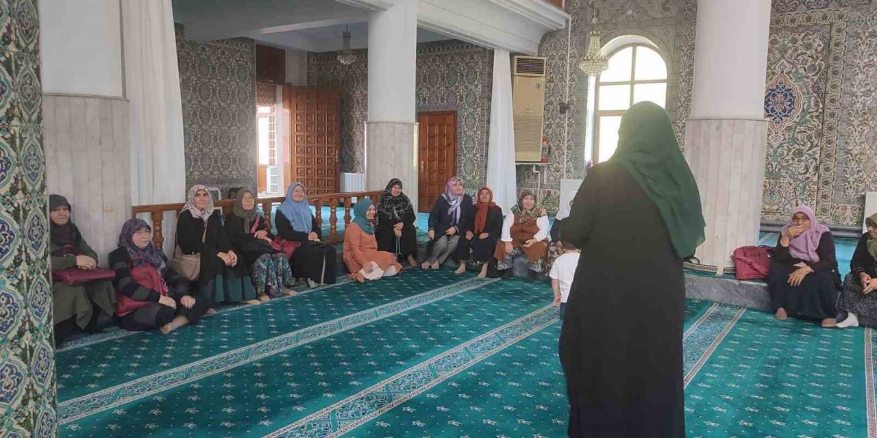 Gediz’de Umre’ye Gidecek Kadınlara Seminer