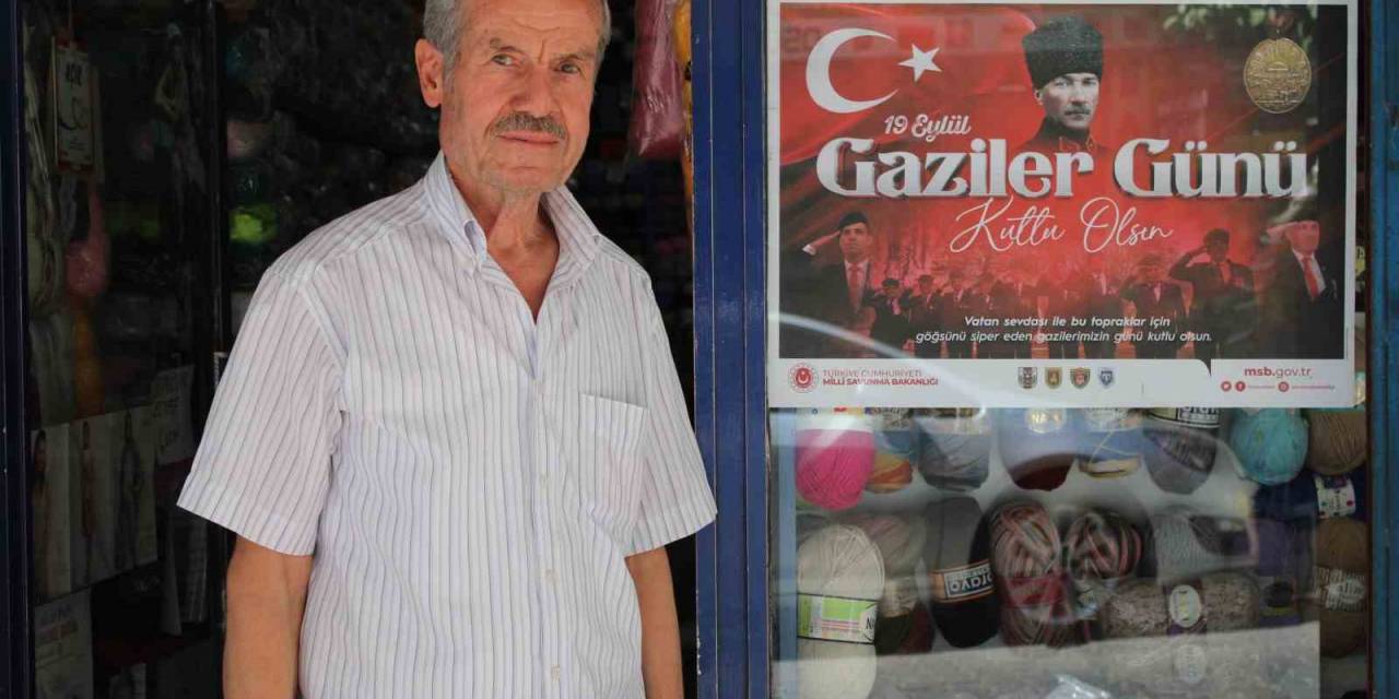Kıbrıs Gazisi Ballıoğlu, Astığı Afişlerle Gaziliğin Önemine Dikkat Çekiyor