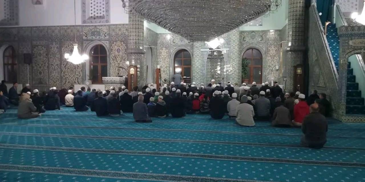 Gediz’de Bir Yıldır Hatimle Kılınan Sabah Namazının Duası Yapıldı