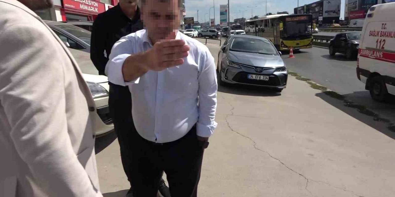 Pendik’te Kaza Sonrası Banka Görevlisinden Basına Mensuplarına Müdahale