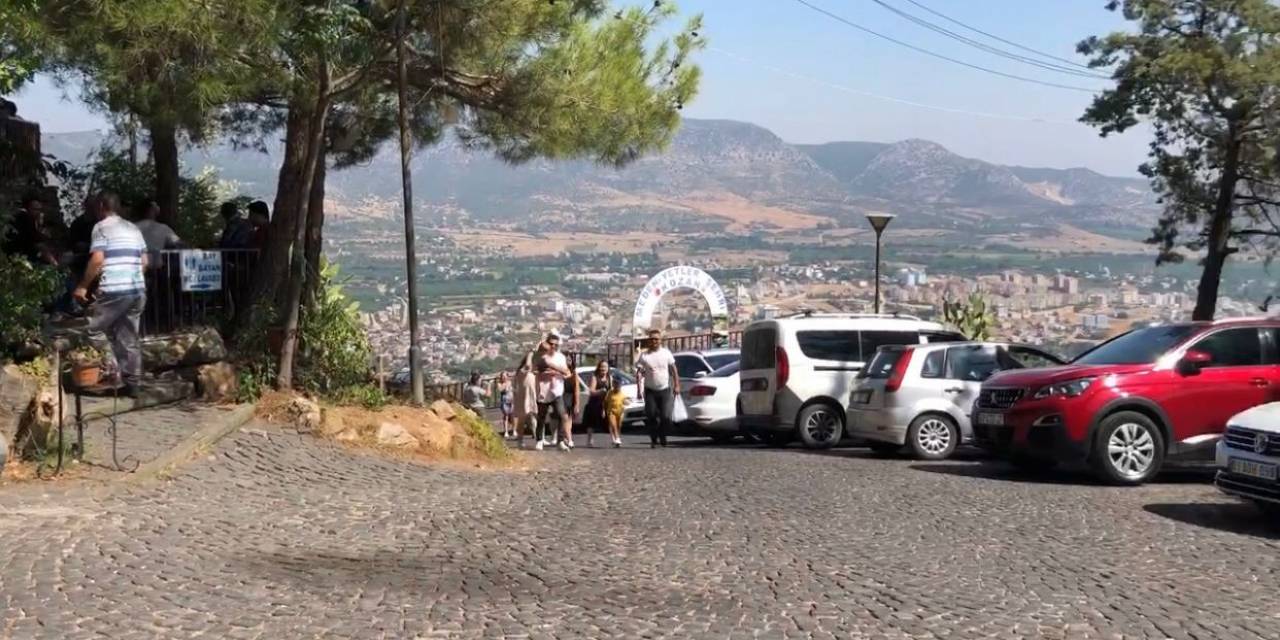 Tarihi Kaleye Turist Akını