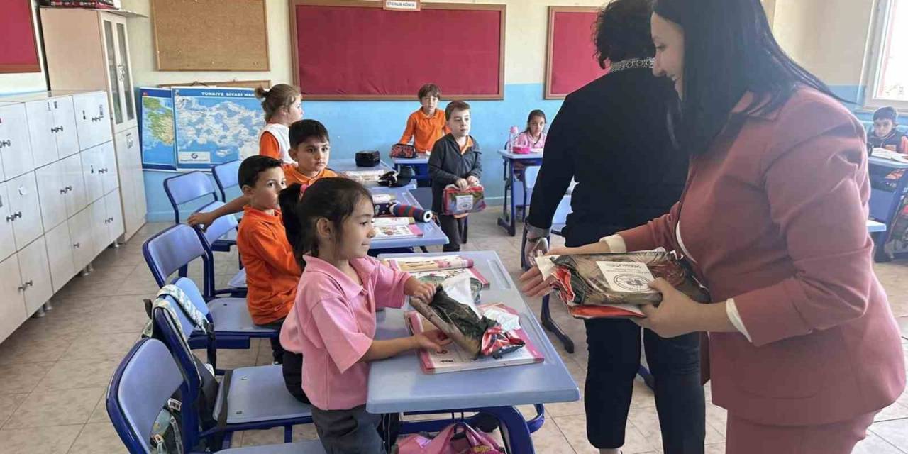 Okula Yeni Başlayan Minikler Hediyelerini Aldı