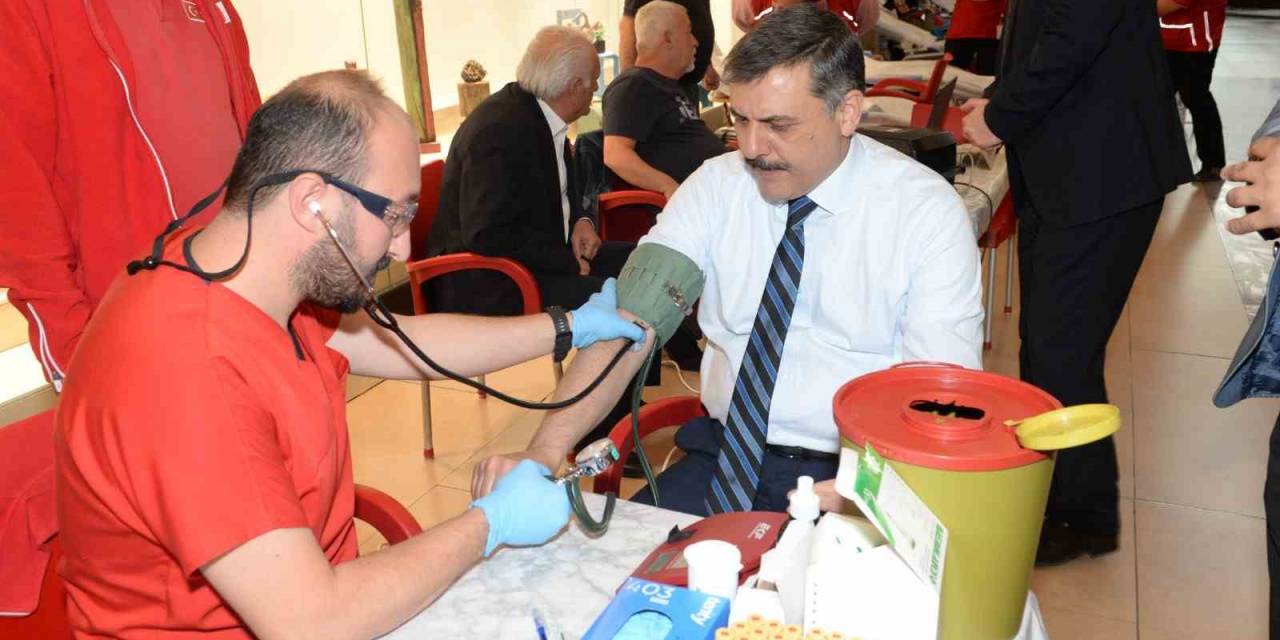 Vali Çiftçi’ye Altın Madalya