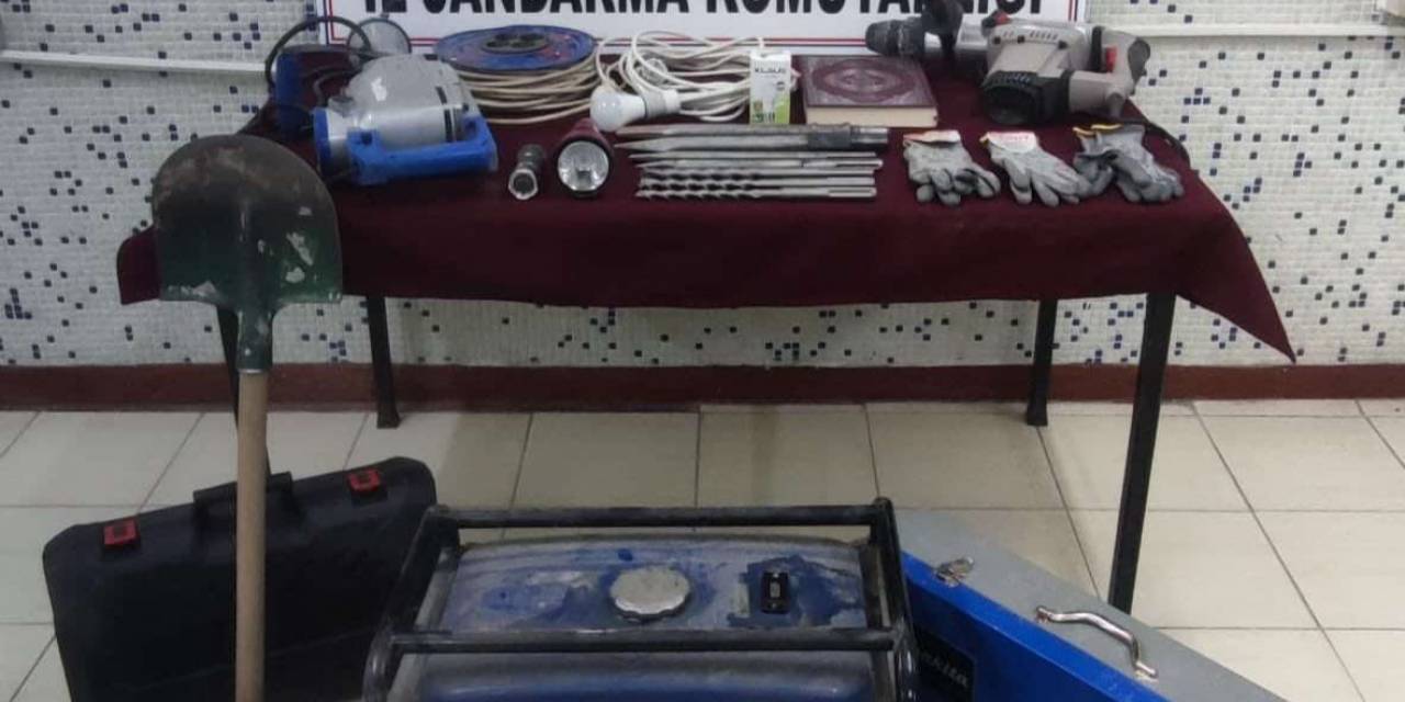 Kaçak Kazı Yapan 3 Defineci Jandarma Ekiplerince Yakalandı
