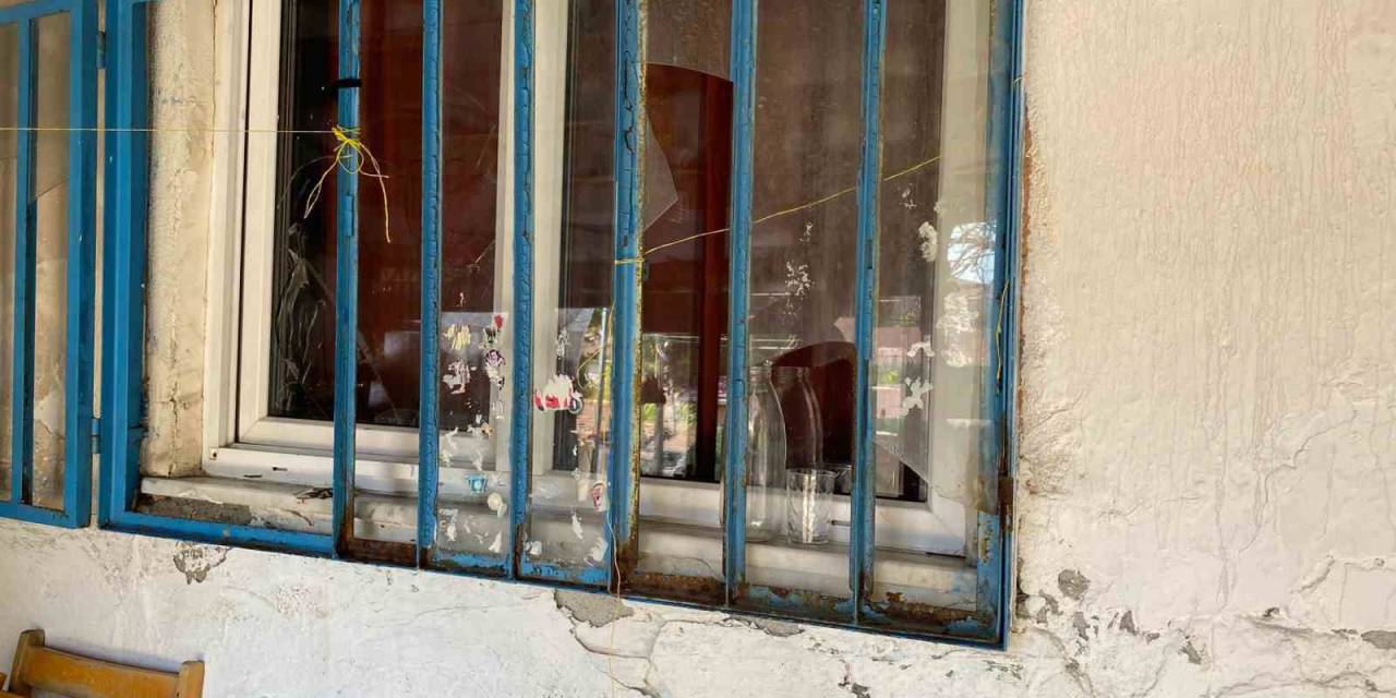 Ümraniye’de Kadın Cinayeti: Eşini Boğazından Bıçaklayarak Öldürdü
