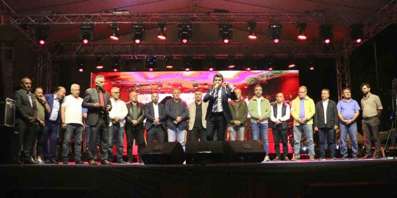 Vatandaş Hizmet Bekliyor, Başkan Konser Organize Ediyor