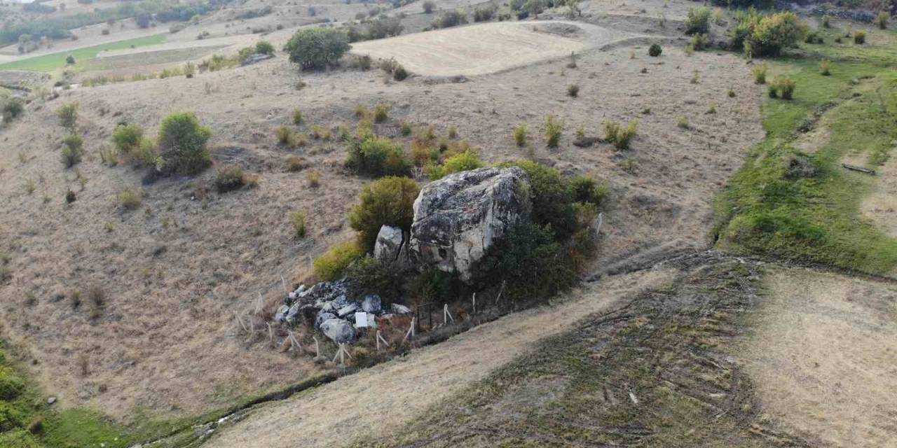 24 Asırlık Kaya Mezar Yolcuların Dikkatini Çekiyor