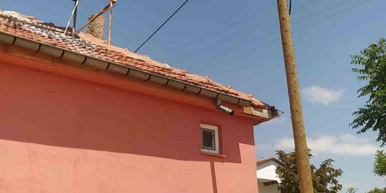 Tehlike Arz Eden Telefon Direği Düzeltildi