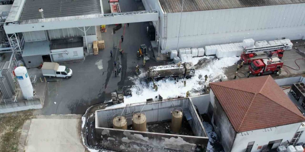 Arnavutköy’de Fabrika Bahçesindeki Yakıt Tankeri Alev Alev Yandı