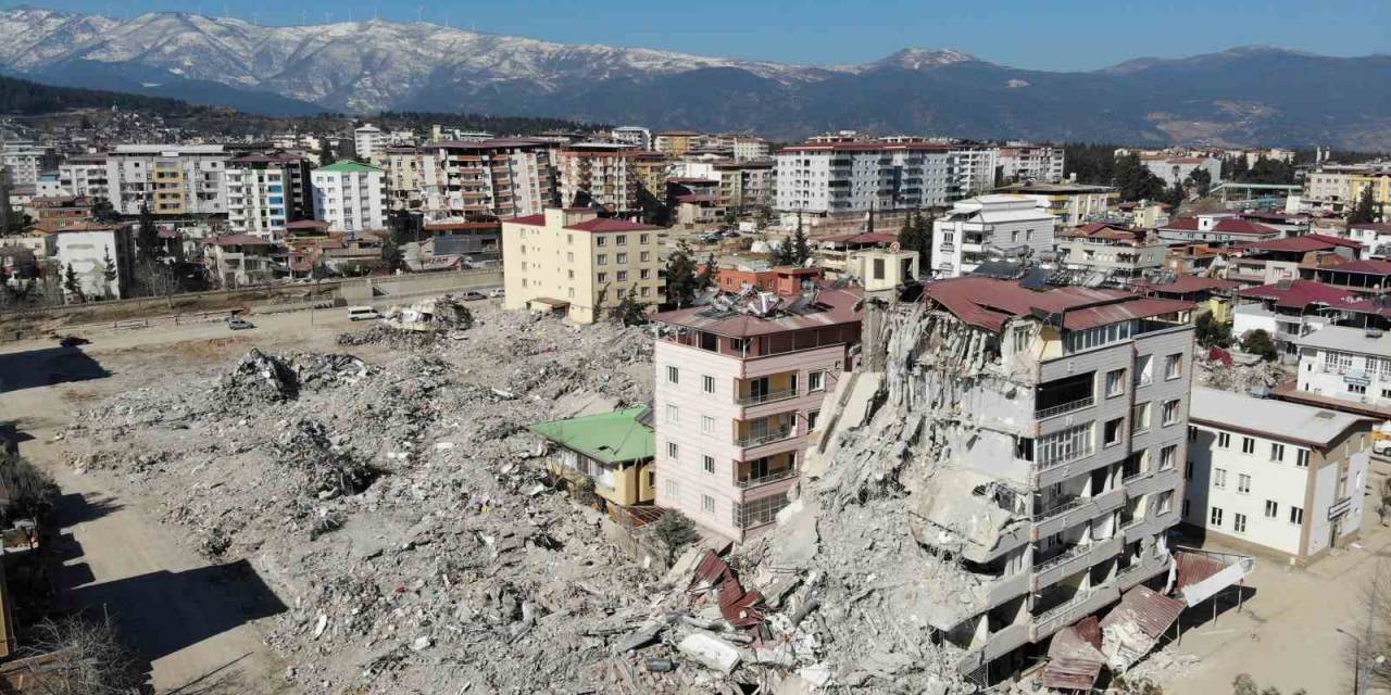 Depremde Yıkılan Ve 25 Kişiye Mezar Olan Bina İle İlgili Eksik Ve Hatalı Proje İddiası