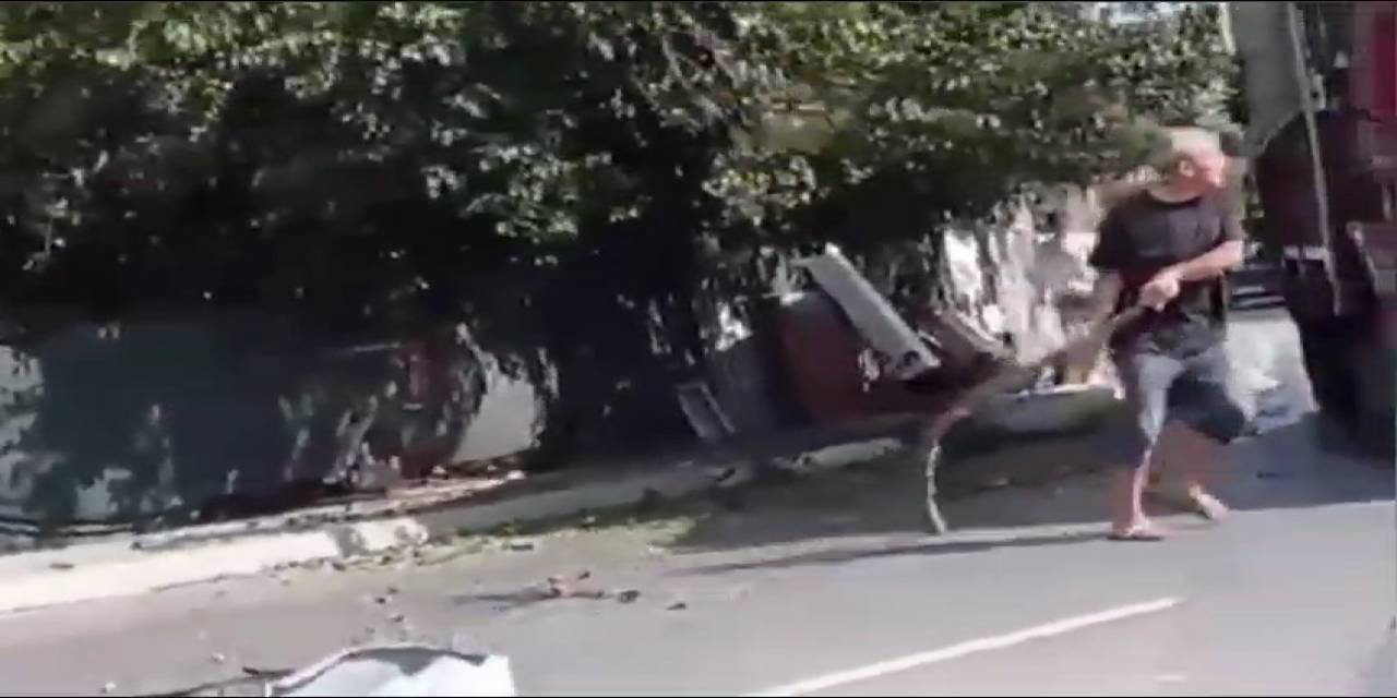 Arnavutköy’de Yola Sarkan Ağacın Dallarına Çarpan Kamyon Şoförüne Böyle Saldırdılar
