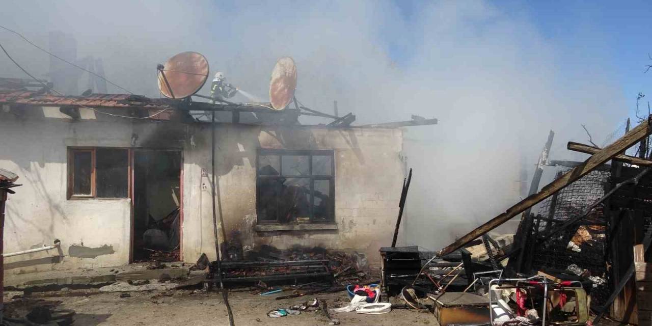 Bahçede Yemek Yapmak İçin Yakılan Ateş Evi Yaktı