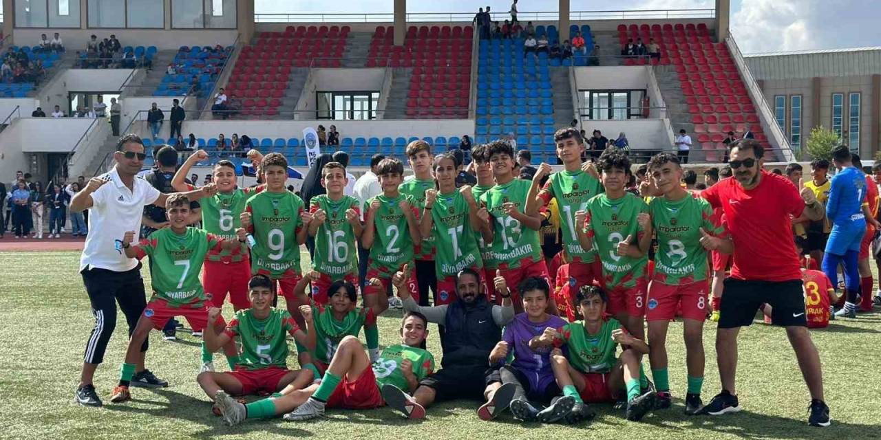 Diyarbakırlı Depremzede Çocuklar, Uyafa Ağrı Dağı Cup Kupası Şampiyonu Oldu