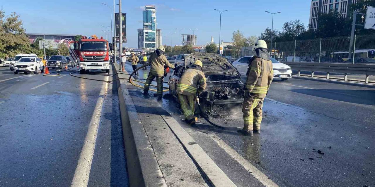 Beylikdüzü E-5’te Seyir Halindeki Otomobil Alev Alev Yandı