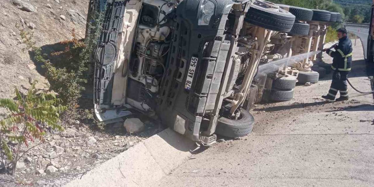 Devrilen Hafriyat Kamyonunun Sürücüsü Yaralandı