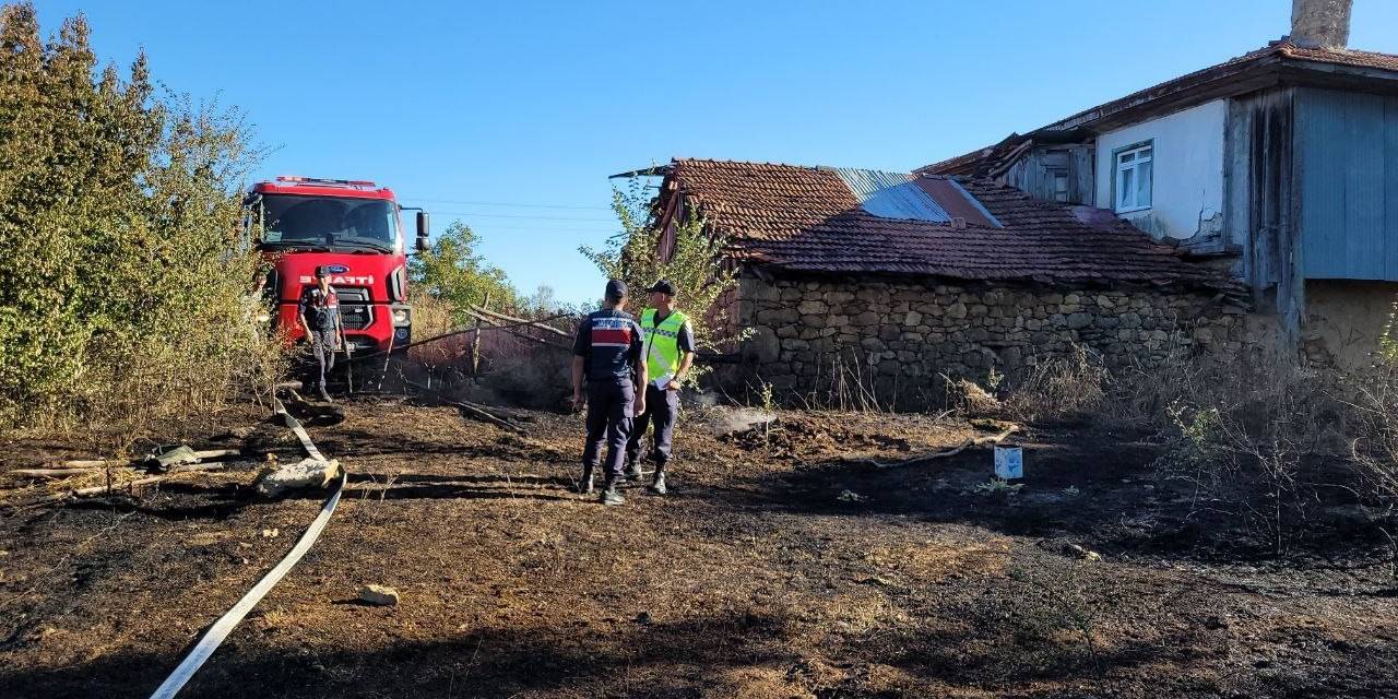 Dökülen Külden Çıkan Yangında 3 Dönümlük Otluk Alan Zarar Gördü
