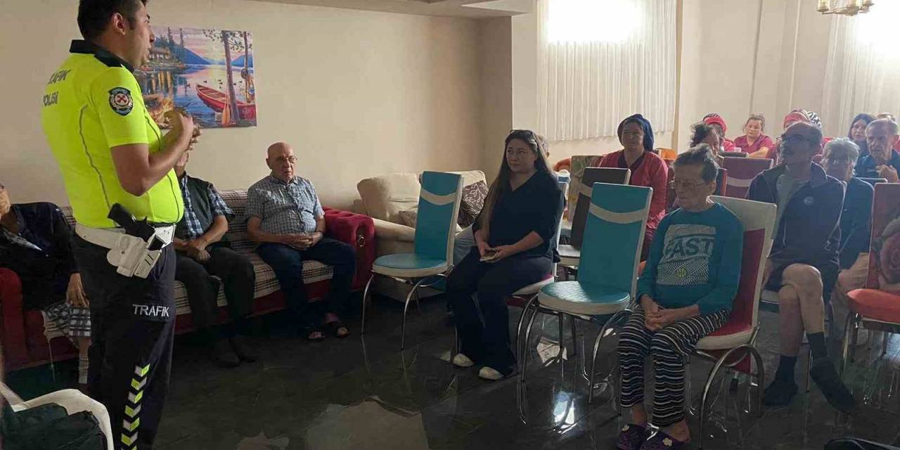 Trafikçilerden Yaşlılara Vefa