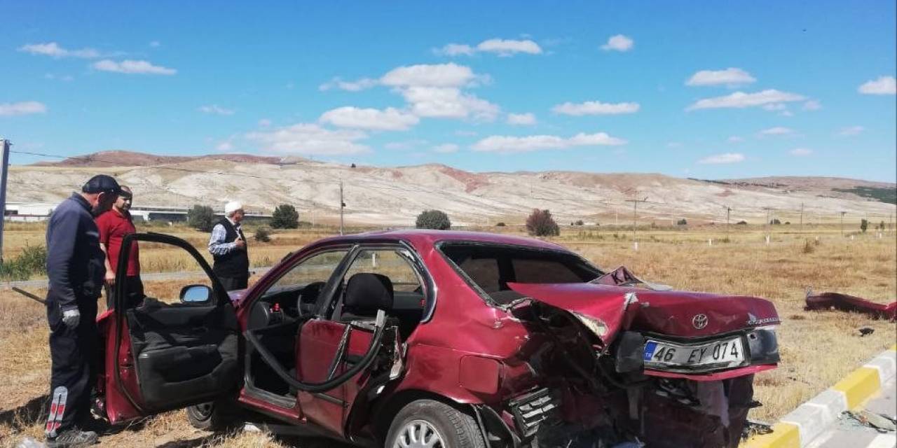 Sivas’ta Otomobiller Kavşakta Çarpıştı: 4 Yaralı