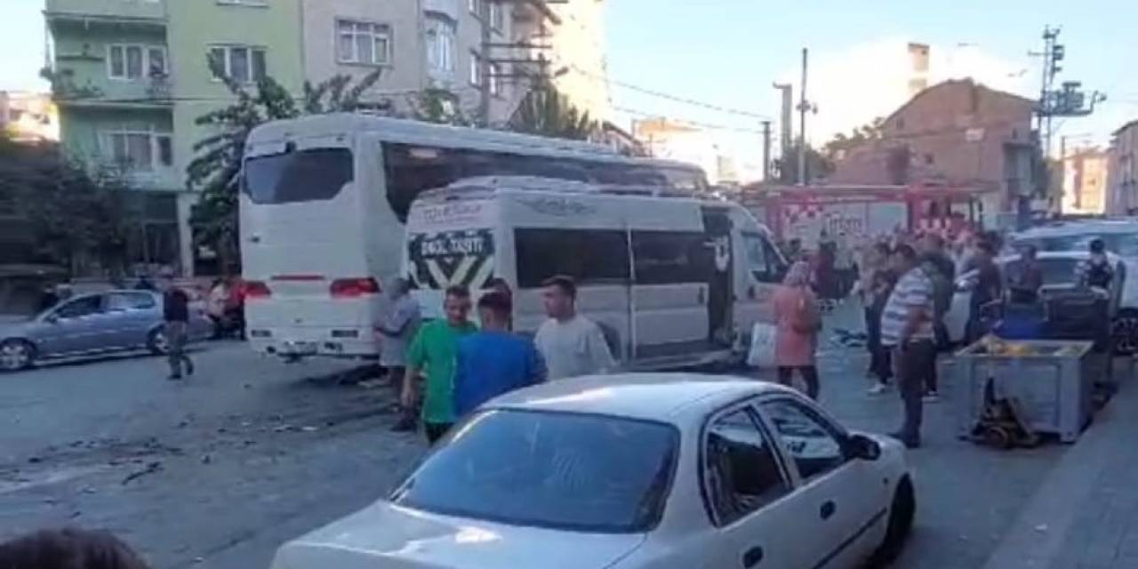 Freni Boşalan Otobüs Park Halindeki 4 Araca Çarptı: 2 Yaralı