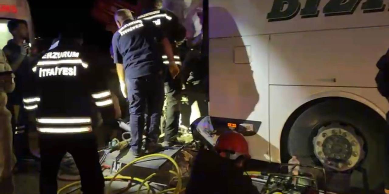 Erzurum’da Yolcu Otobüsü Traktör Römorkuna Çarptı: 2 Ölü, 14 Yaralı