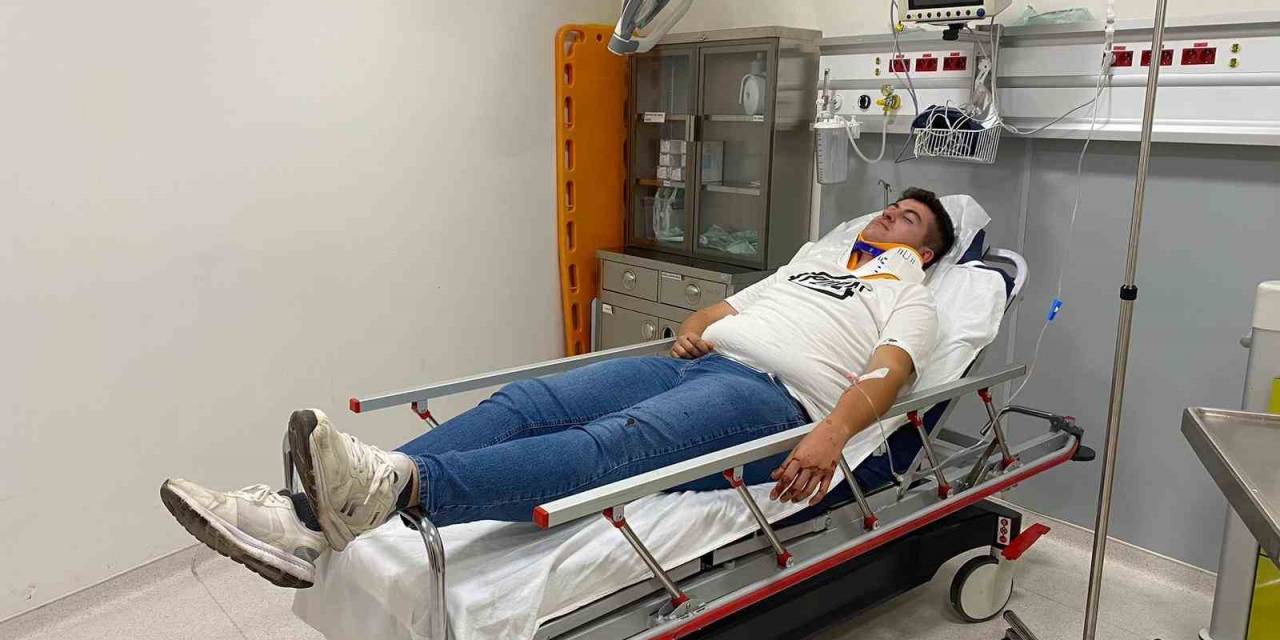 Otomobil İle Servis Minibüsü Çarpıştı: 1 Yaralı