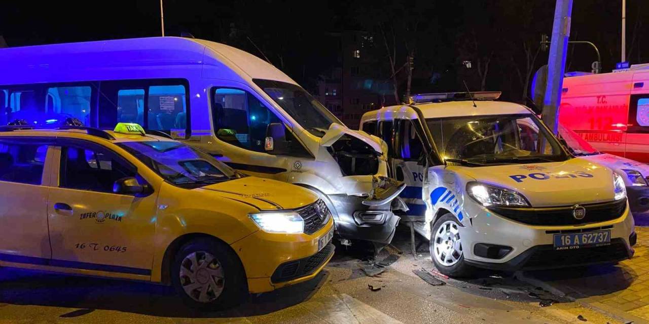 3 Araç Çarpıştı, 3’ü Polis 6 Kişi Yaralandı