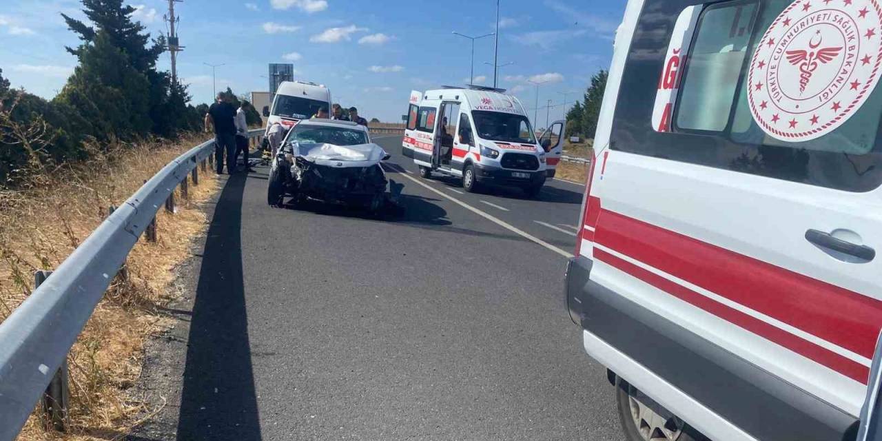 Yolunu Şaşıran Sürücü Ters Yöne Girince Minibüsle Kafa Kafaya Çarpıştı: 5 Yaralı