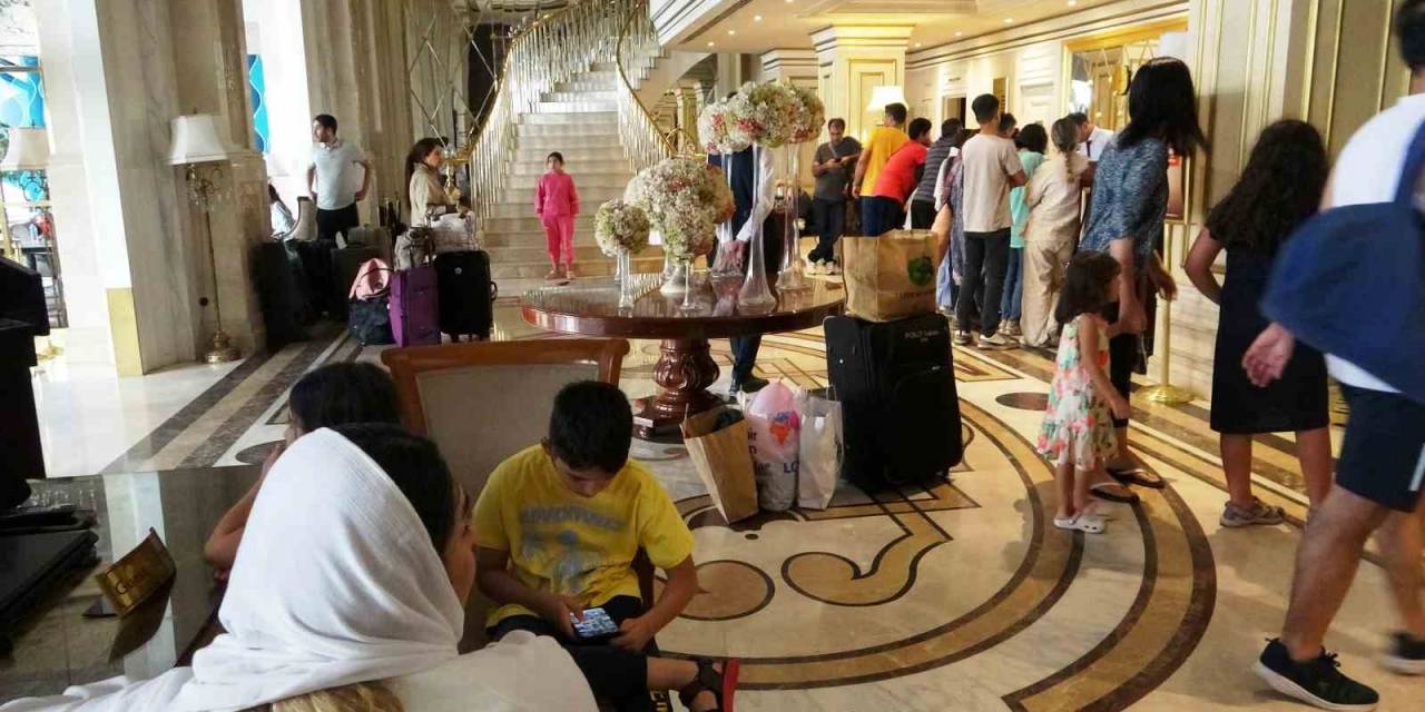 İranlı Turistler Van Esnafının Yüzünü Güldürdü