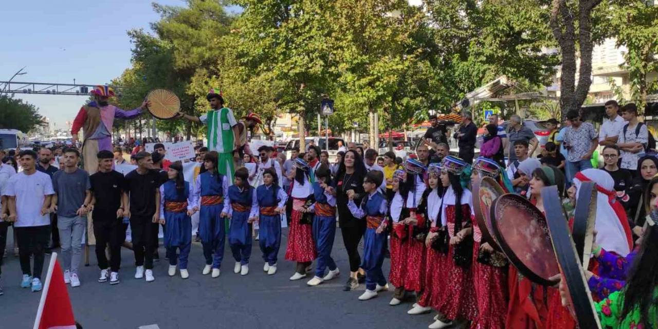 Batman’ın 5 İlçesinde Festivaller Renkli Kortej Yürüyüşü İle Başladı