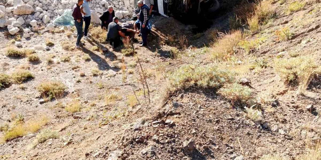 Taş Yüklü Kamyon Şarampole Devrildi