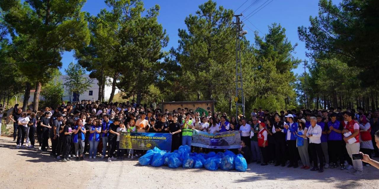 Atatürk Ormanı’ndan Bir Kamyon Çöp Toplandı