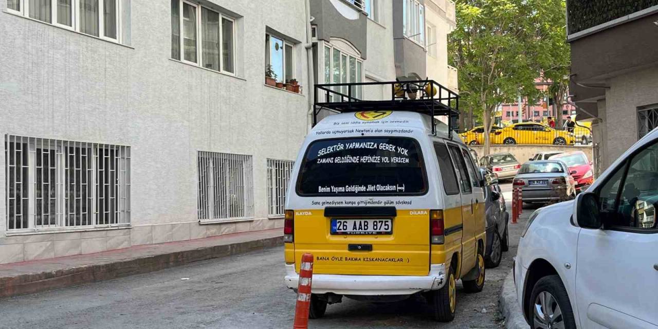 Üzerinde Komik Yazılar Barındıran Minik Araç İlgi Odağı Oldu