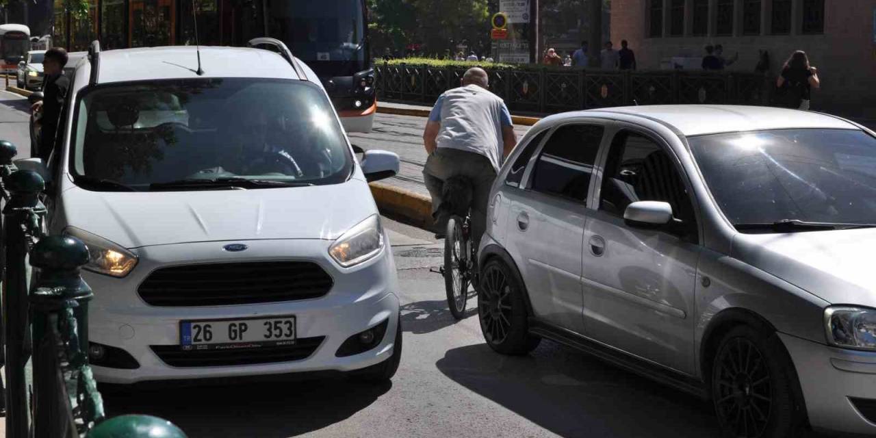 Trafiğin Ters Yönünden Giderek Canını Tehlikeye Attı