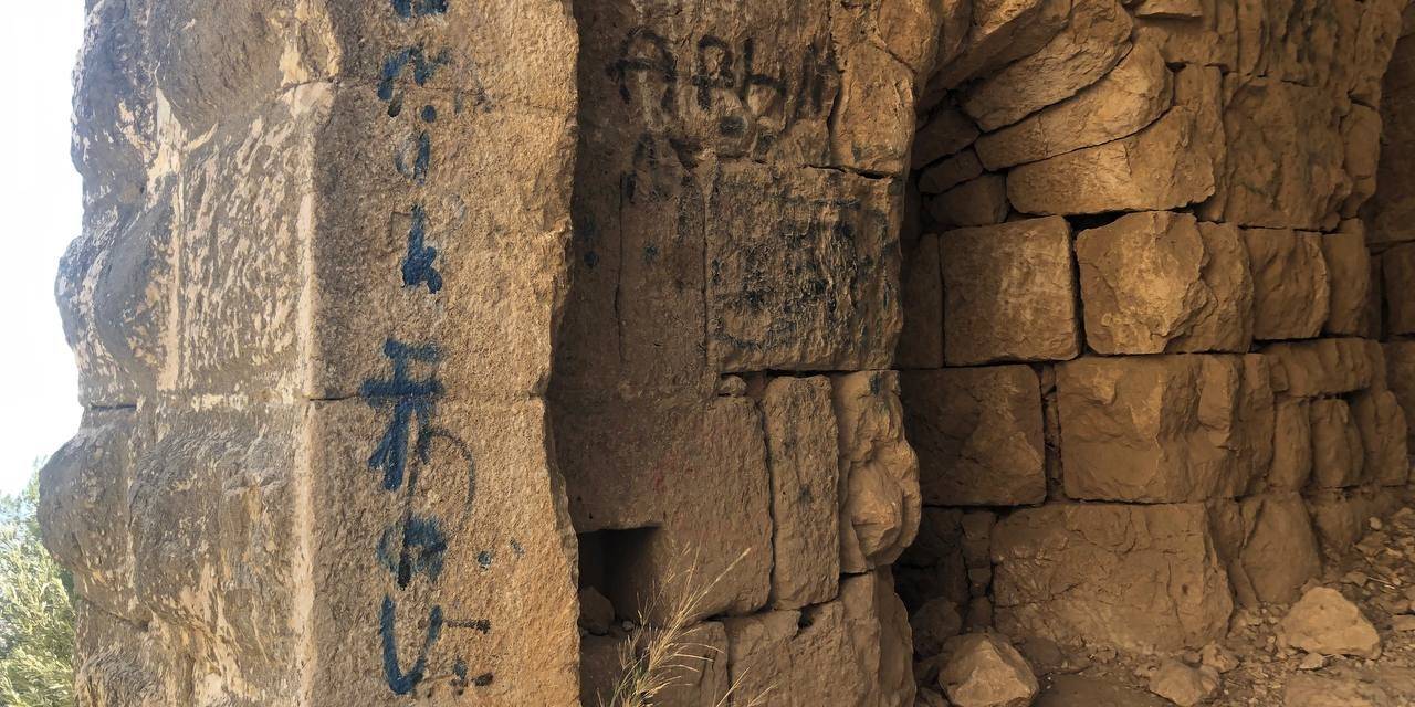 7 Asırlık Tarihi Kale Duvarlarını Spreylerle Boyadılar