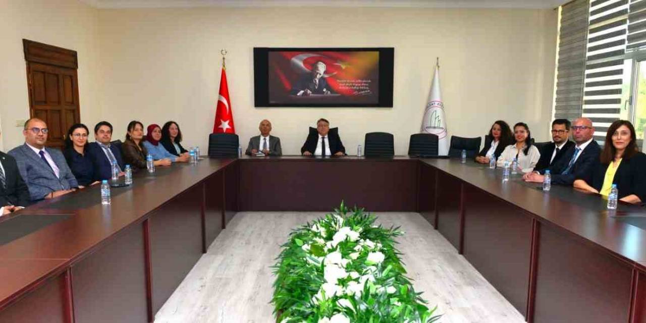 Rektör Özölçer’den Scofola’23 Organizasyon Komitesi Üyelerine Plaket Takdim Etti