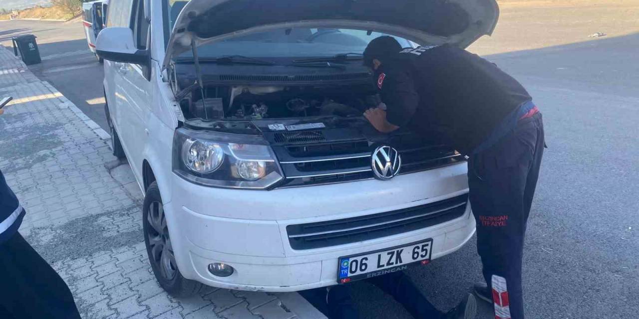 Aracın Motoruna Sıkışan Yavru Kediyi İtfaiye Kurtardı