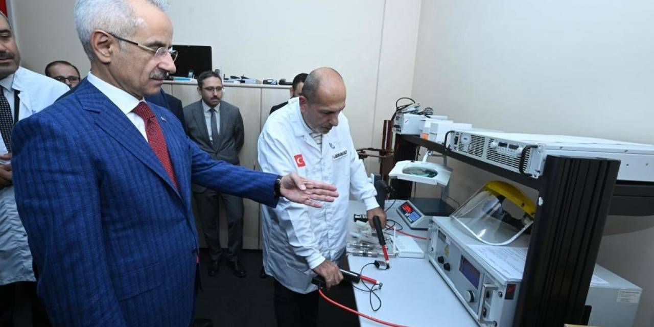 Bakan Uraloğlu Cep Telefonu Test Merkezi’ni İnceledi