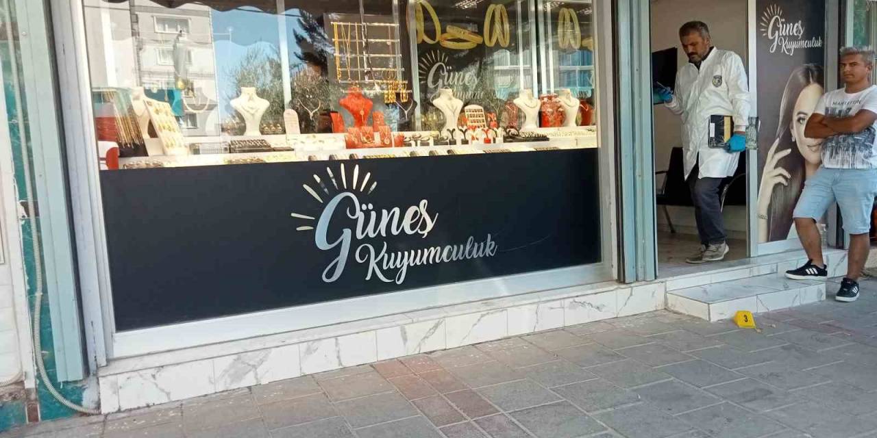 İzmir’de Güpegündüz Silahlı Kuyumcu Soygunu Kamerada